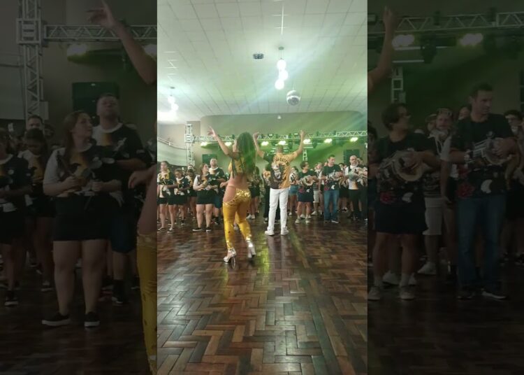 Rainha de Bateria Academicos da Realeza