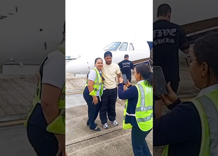 Momento Único: Zé Felipe Abraça Fã no Aeroporto#zefelipe #zefelipecantor #fofoca #fofocas