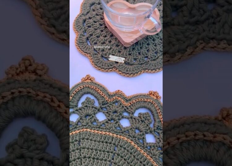 Lugar americano REALEZA em croche. 😍👑 #crochet #crochêcomamor #mesaposta #croche