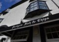 Estrelas de TV visitam a popular loja de peixe e batatas fritas de Wirral enquanto os fãs dizem que 'é a lei'