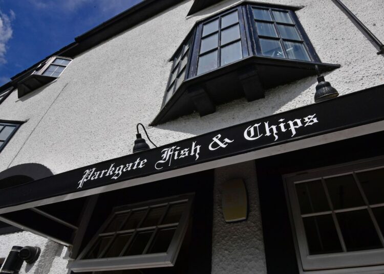 Estrelas de TV visitam a popular loja de peixe e batatas fritas de Wirral enquanto os fãs dizem que 'é a lei'