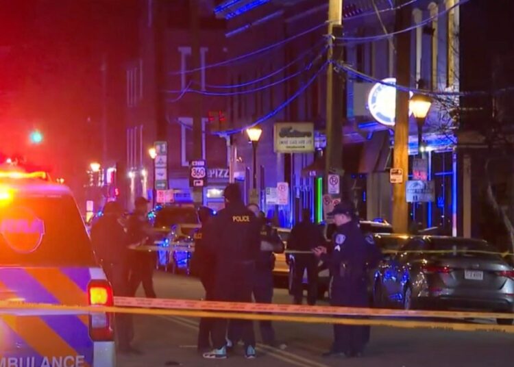 2 mortos e 7 feridos em um tiroteio de rua após uma briga no distrito de entretenimento de Richmond