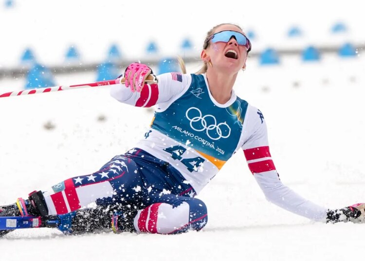 A atleta olímpica americana Jessie Diggins luta contra uma lesão para ganhar o bronze e depois desmaia