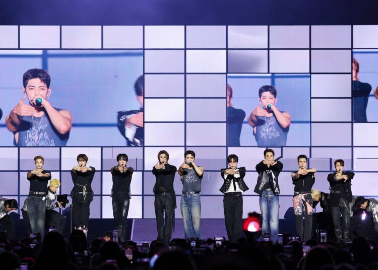 A banda de K-pop Seventeen domina Cingapura com eventos iluminados e para fãs em Marina Bay Sands em março