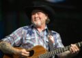 A cantora country Tracy Lawrence reflete sobre o impacto duradouro das filmagens de 1991