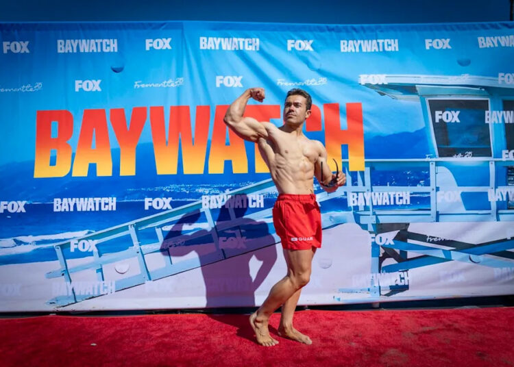 A chamada de elenco de 'Baywatch' traz de volta os anos 90 com testes presenciais, ternos vermelhos e corpos rasgados