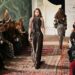 A coleção outono 2026 de Ralph Lauren é uma mistura de aventura romântica com toque metálico