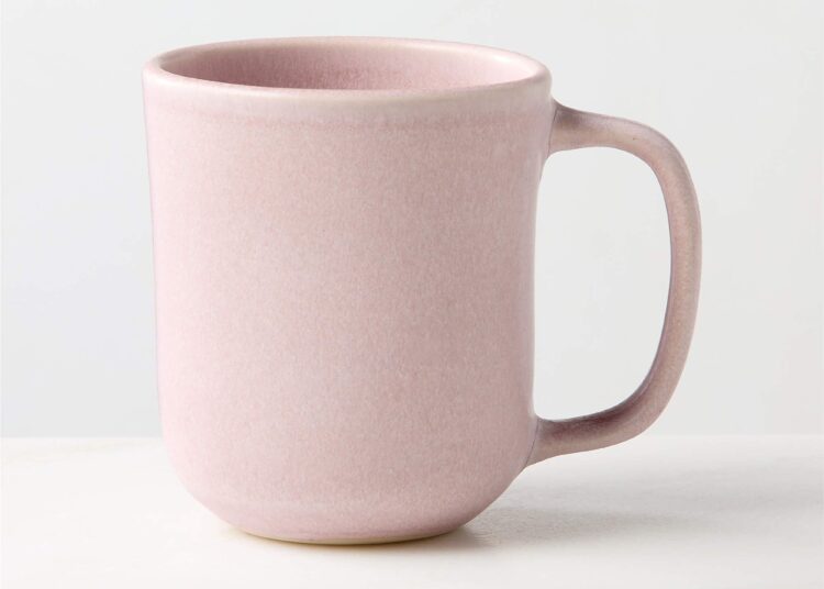 A cozinha rosa e mármore de Eva Mendes e Ryan Gosling está na moda