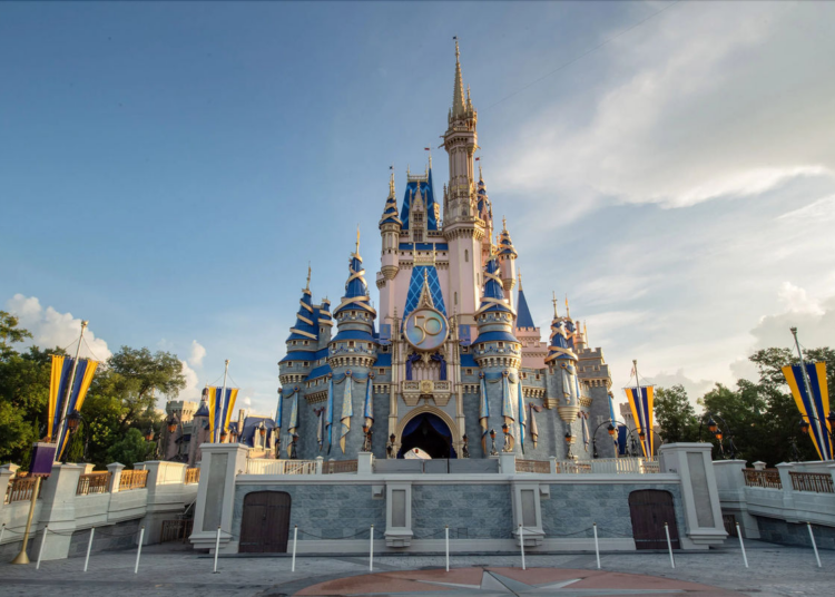 A desaceleração do número de visitantes internacionais afeta os parques da Disney e queda nos preços das ações