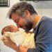 A estrela de 'How I Met Your Mother' Josh Radnor e sua esposa Jordana Jacobs dão as boas-vindas ao primeiro filho
