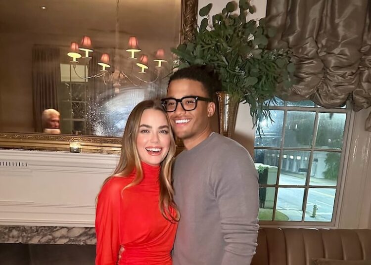 A estrela de 'Mindy Project' Rebecca Rittenhouse se casa com Kyle Robiskie