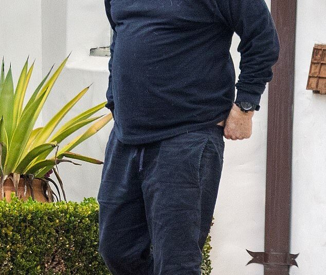 A ex-estrela de TV parece irreconhecível em uma rara saída depois de se aposentar da atuação há 14 anos… você consegue adivinhar quem é?
