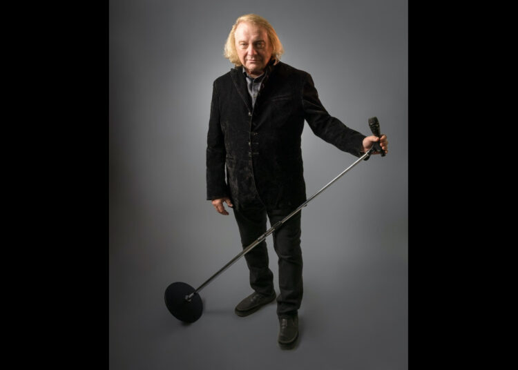 A lenda estrangeira LOU GRAMM fala sobre vida, legado e novas músicas no podcast “Rock & Roll High School”