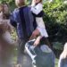 A loira Kim Kardashian se deixa levar pelo famoso comediante enquanto filma a nova comédia de Eva Longoria, The Fifth Wheel