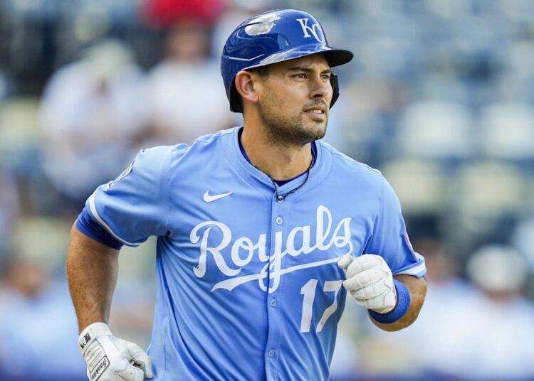 A última contratação do Royals adiciona um candidato óbvio para disputar o cargo vago de terceiro apanhador