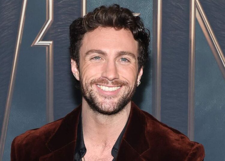 Aaron Taylor-Johnson tira a roupa e mostra seu corpo sexy
