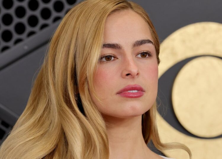 Addison Rae fica atrevida no Grammy de 2026
