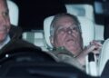 Andrew Mountbatten-Windsor fotografado saindo da delegacia na traseira de um carro após sua prisão