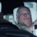 Andrew Mountbatten-Windsor fotografado saindo da delegacia na traseira de um carro após sua prisão