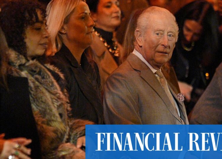 Andrew Mountbatten-Windsor preso por ligações com Jeffrey Epstein no maior dia de vergonha da família real