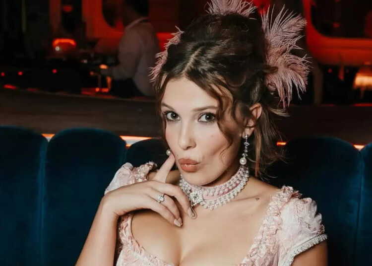 Aniversário de 22 anos de Millie Bobby Brown desperta debate online; fã diz: 'A ironia se perde nas celebridades se fantasiando' |