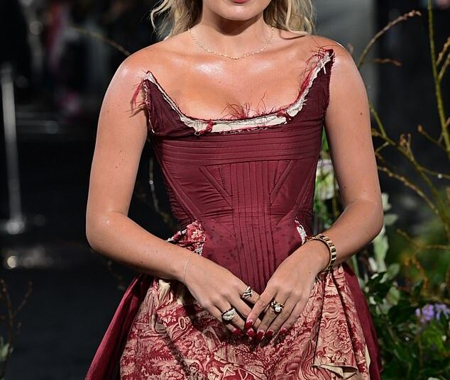 As estrelas de Love Island, Tasha Ghouri e Shakira Khan, comparecem à estreia de Wuthering Heights depois que a estrela do cinema Margot Robbie revelou sua obsessão pelo reality show do Reino Unido