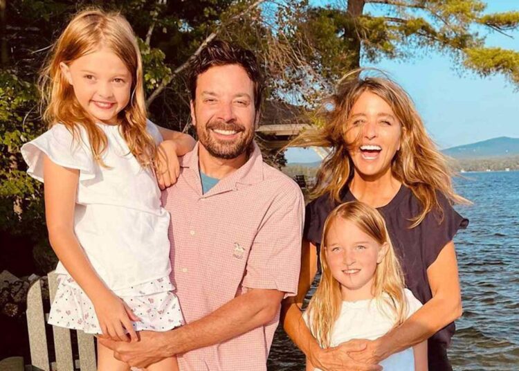 As filhas de Jimmy Fallon, Frances e Winnie, parecem crescidas em novas fotos de férias em família em Maui