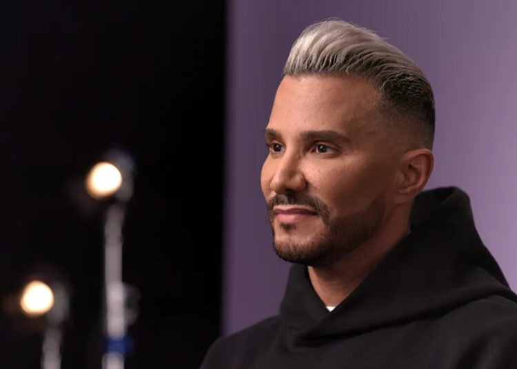 As pessoas estão criticando Tyra Banks por seus comentários “ANTM” sobre troca de raça