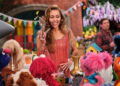 Assista Miley Cyrus se unindo a Elmo & Co. no novo trailer de ‘Vila Sésamo’