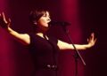 Assista Mitski estrear novas músicas e raridades em show intimista em Nashville