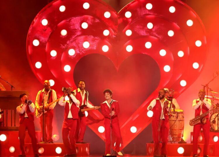 Assista à apresentação de Bruno Mars no Grammy de 2026
