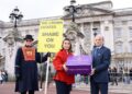 Ativistas vão ao Palácio de Buckingham exigindo que o rei Charles salve o restaurante indiano mais antigo do Reino Unido