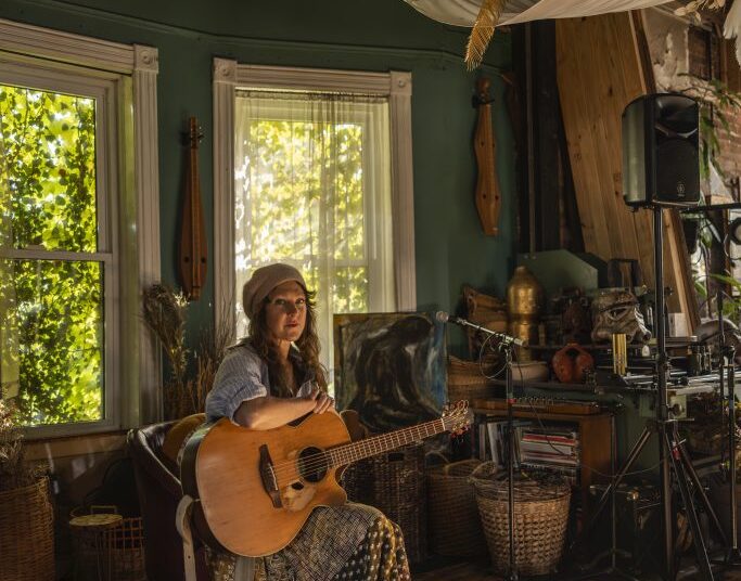 Audra Kubat sobre novas músicas, sua vida como cantora e compositora de Detroit
