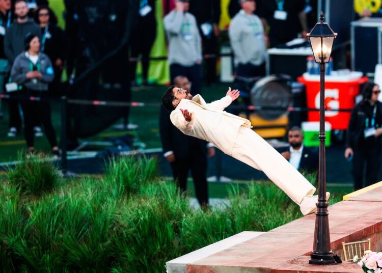 Bad Bunny acompanhado por Lady Gaga no show repleto de estrelas do intervalo do Super Bowl