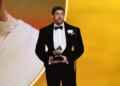 Bad Bunny declara 'ICE out' durante discurso do Grammy, Biebers chega ao tapete vermelho usando botões anti-ICE