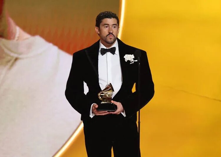 Bad Bunny declara 'ICE out' durante discurso do Grammy, Biebers chega ao tapete vermelho usando botões anti-ICE