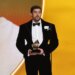Bad Bunny declara 'ICE out' durante discurso do Grammy, Biebers chega ao tapete vermelho usando botões anti-ICE