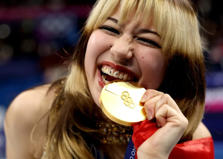 Barbra Streisand enfrenta reação negativa por postagem 'desequilibrada' sobre a medalha de ouro olímpica de Alysa Liu