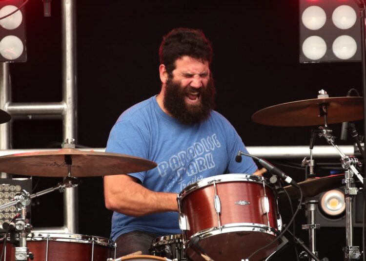 Baterista da Orquestra de Manchester, Timothy Very Dead, aos 42 anos, Band Confirm