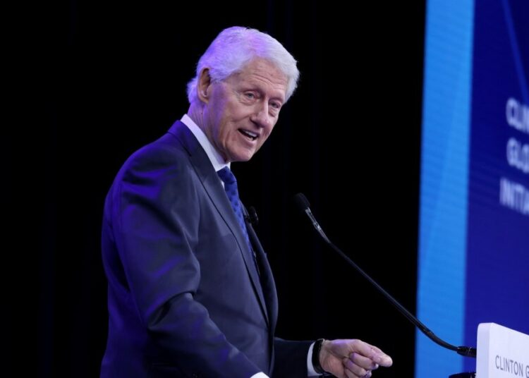 Bill Clinton fala contra Jeffrey Epstein antes do depoimento na Câmara