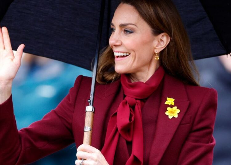 Blusa da Princesa Kate está à venda com desconto de £ 59 | Real | Notícias