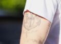 Brooklyn Peltz-Beckham encobre tatuagem dedicada ao pai David Beckham em meio a brigas familiares