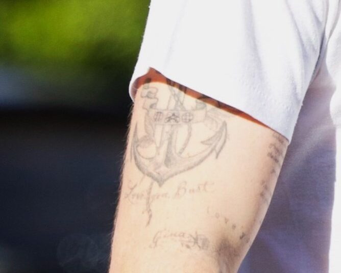 Brooklyn Peltz-Beckham encobre tatuagem dedicada ao pai David Beckham em meio a brigas familiares