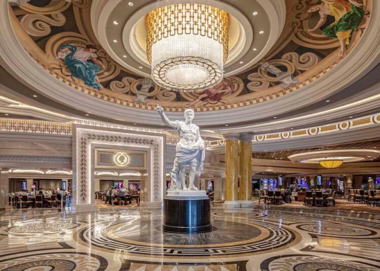 Caesars Entertainment supostamente em negociações de aquisição enquanto as ações atingem o nível mais baixo em cinco anos