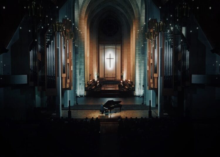 Cameron Winter fez um show solo em uma catedral da Nova Zelândia. A Rolling Stone estava lá
