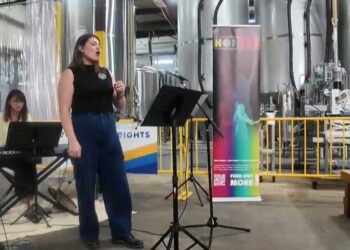 Cantores com formação clássica levam música de ópera para cervejarias