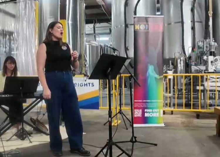 Cantores com formação clássica levam música de ópera para cervejarias
