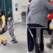 Cardi B cai ao dar uma dança erótica em um robô