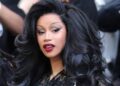 Cardi B chama a atenção com mini vestido transparente na festa do Super Bowl