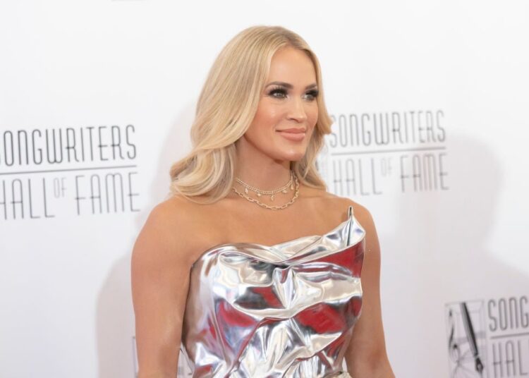 Carrie Underwood fica emocionada com a música original do concorrente do 'American Idol'